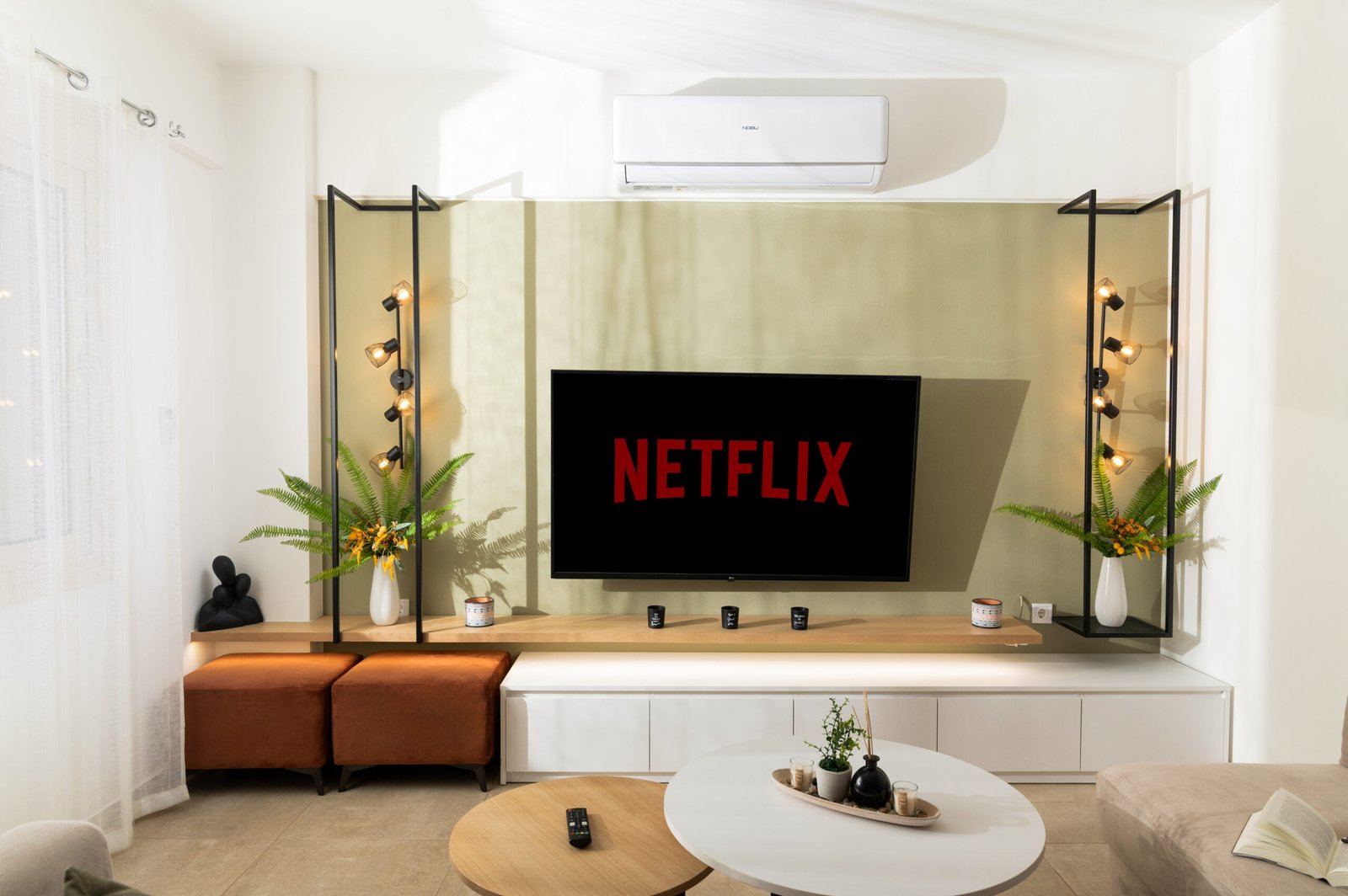 Living-Room-Smart-TV-Netflix-Access