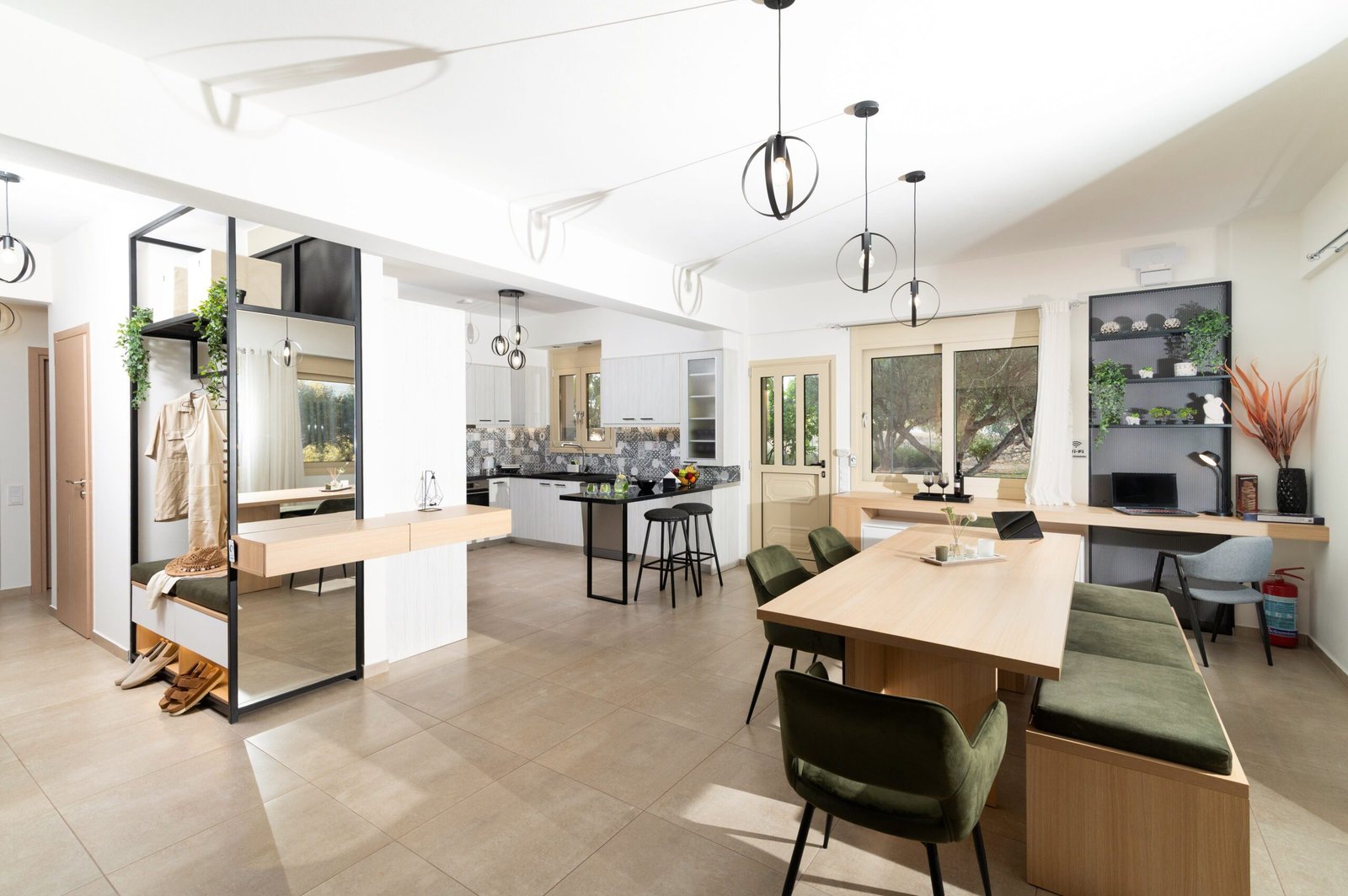 dining_table_rias_aparntment_in_Agiosnikolaos (1)