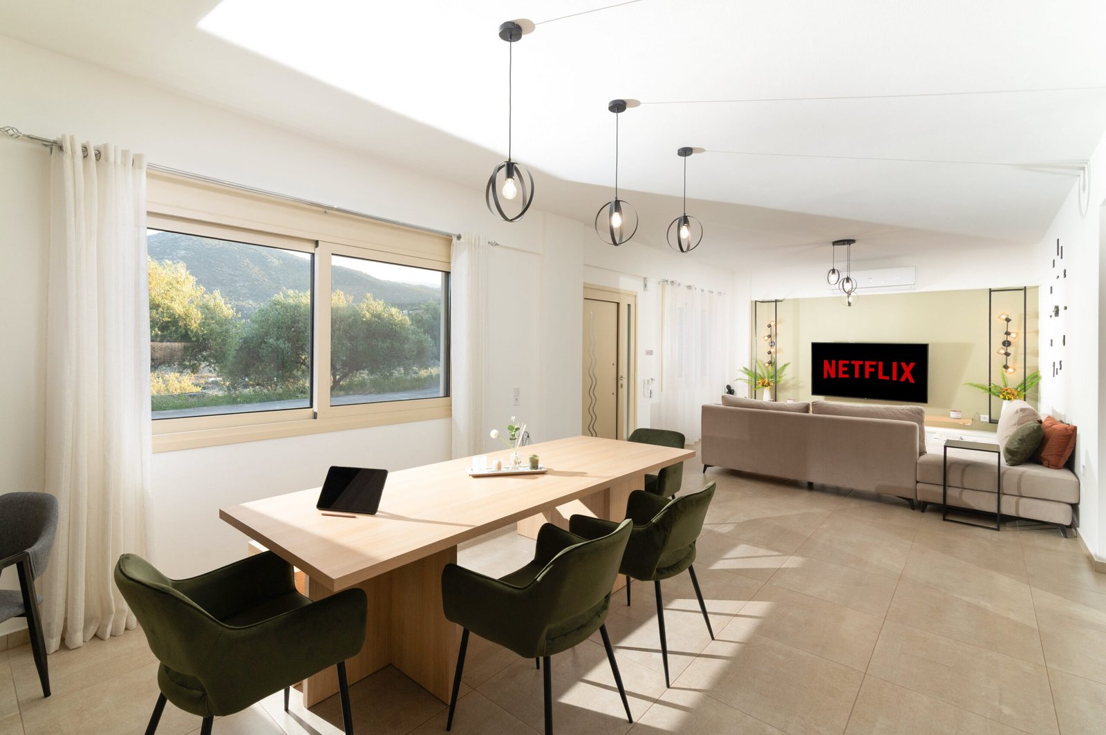 dining_table_rias_aparntment_in_Agiosnikolaos (2) (2)